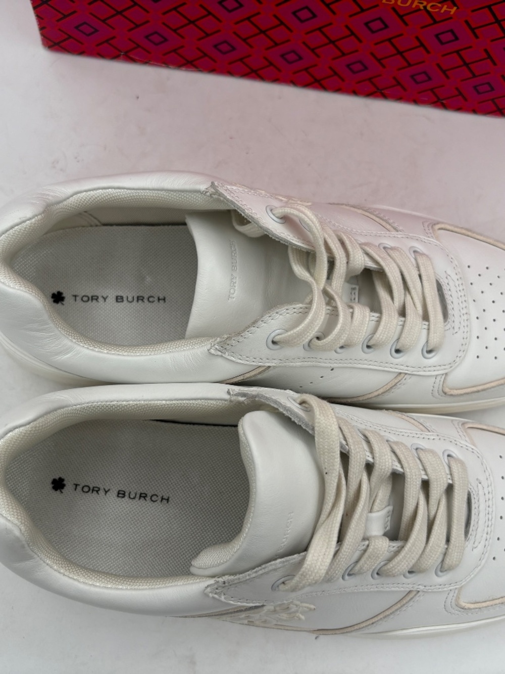 TORY BURCH SNEAKER CLOVER COURT LEATHER TITANIUM WHITE LOGO SZ US 9.5 NIB - Picture 13 of 14